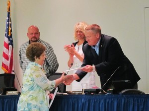 Kay Sloan accepts award from City of Mason City for sculpture donation