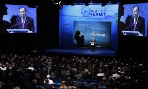 Secretary-General Ban Ki-moon (at lectern and on screens) addresses the 2013 Water Summit in Budapest, Hungary. UN Photo/Paulo Filgueiras