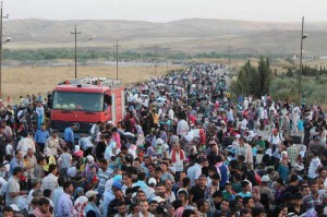 Thousands of Syrians stream across the border into Iraq in search of shelter. Photo: UNHCR/G. Gubaeva (file)