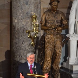 Governor Branstad with the Borlaug statue in Washington