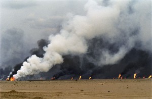 The Al Maqwa oil fields set ablaze by the occupation forces of Iraq in 1991. UN Photo/John Isaac