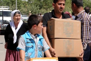 A Yazidi family receives WFP food assistance in Erbil, Iraq. Photo: WFP/Chloe Cornish
