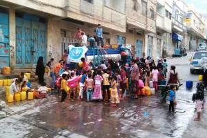 WHO has so far delivered 960,000 liters of safe water to the population of Al-Mothafar, Sala and Al-Qahera district of Taiz City, Yemen. Photo: WHO Yemen