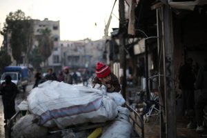 A family flees an active conflict neighbourhood in eastern Ghouta, Syria, using a cart to carry their belongings. Photo: UNICEF/Amer Al Shami