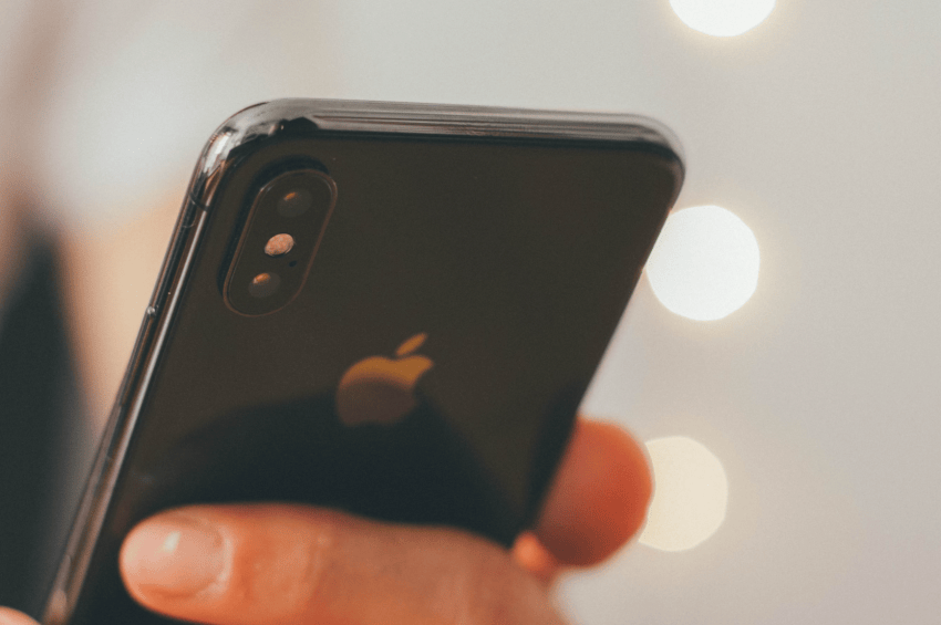 Kim Reynolds introduces bill to restrict cell phones in Iowa schools